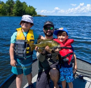 L'ambassadeur de la marque Bateaux Legend en train de pêcher en famille